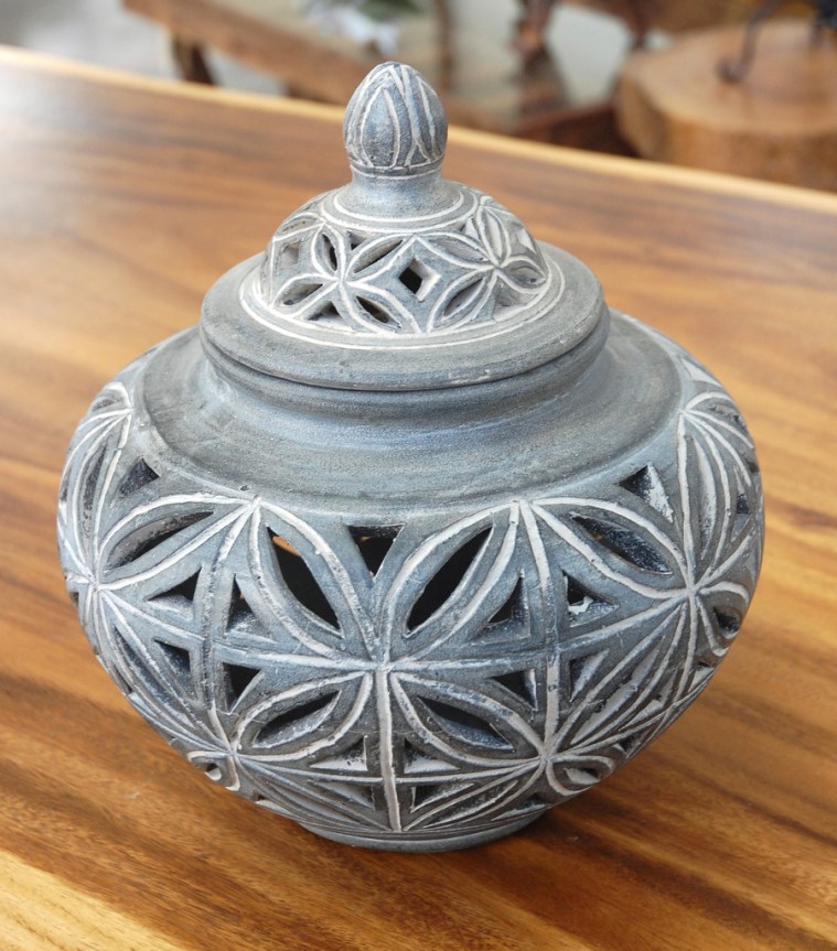 Clay urn with Lid 2a